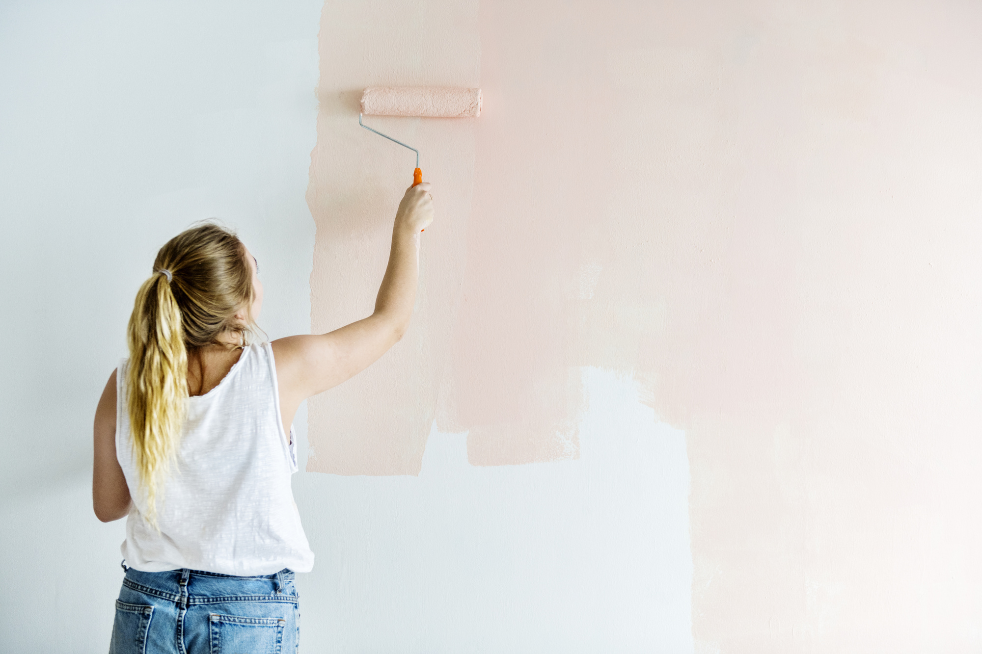 Do you want to paint your house, but don’t know how or where to start? Click here to learn how to paint a house interior from start to finish.