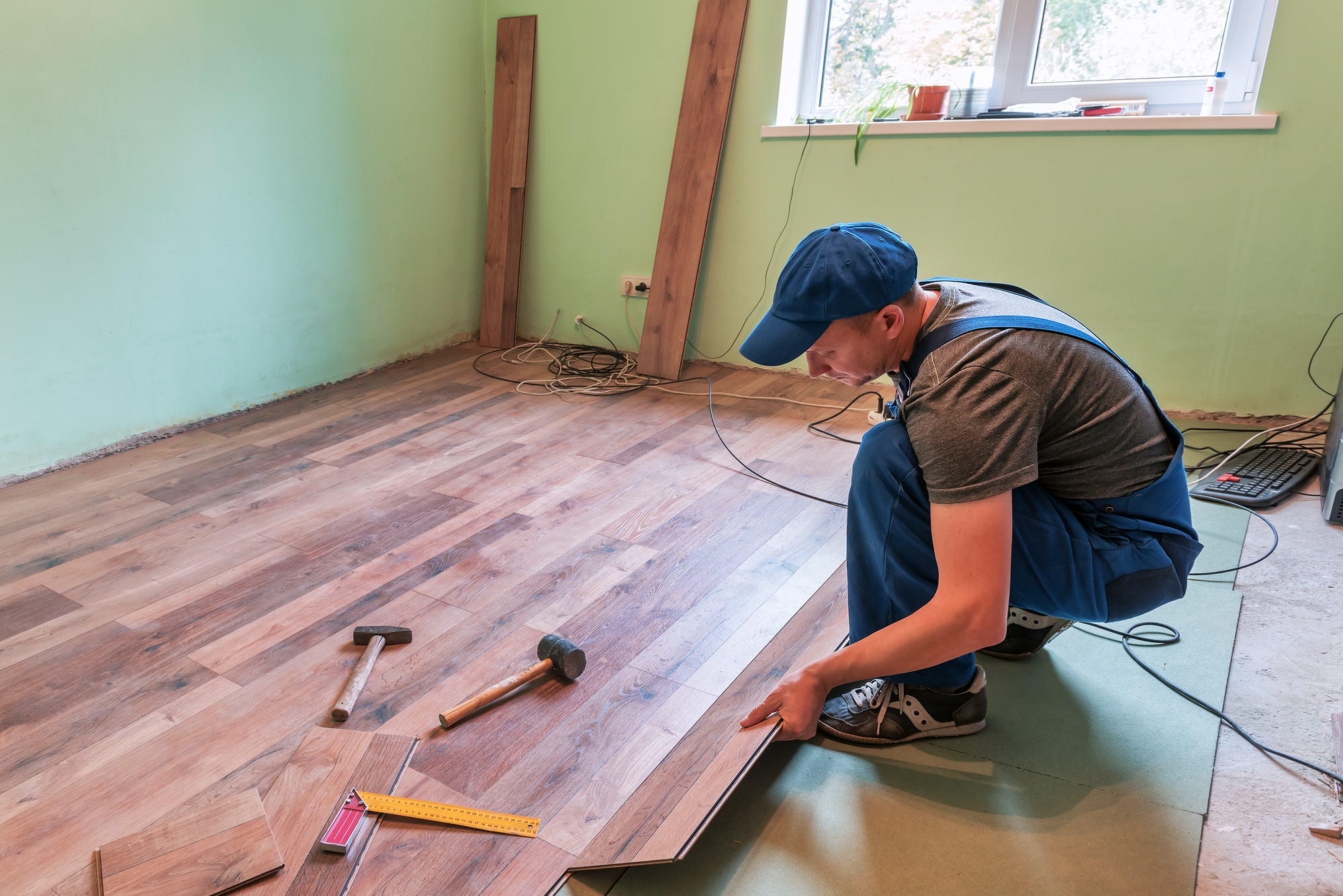 Hardwood floor installation near me: Do you want to know how to choose the right flooring contractor? Read on to learn how to make the right choice.
