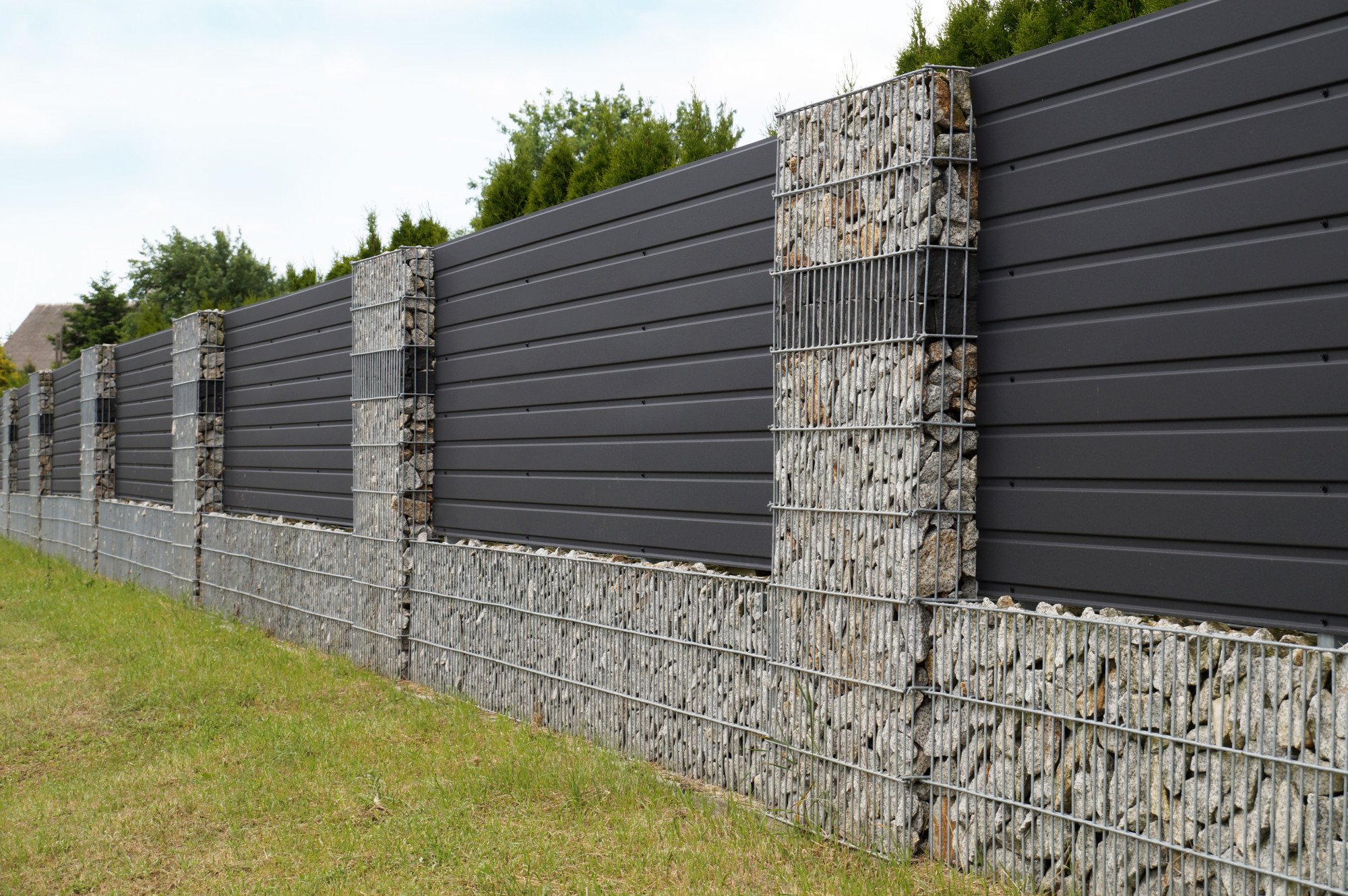 Are you ready to bring a modern look to the exterior of your home? Click here to learn more about inspiring horizontal fence ideas to transform your yard.