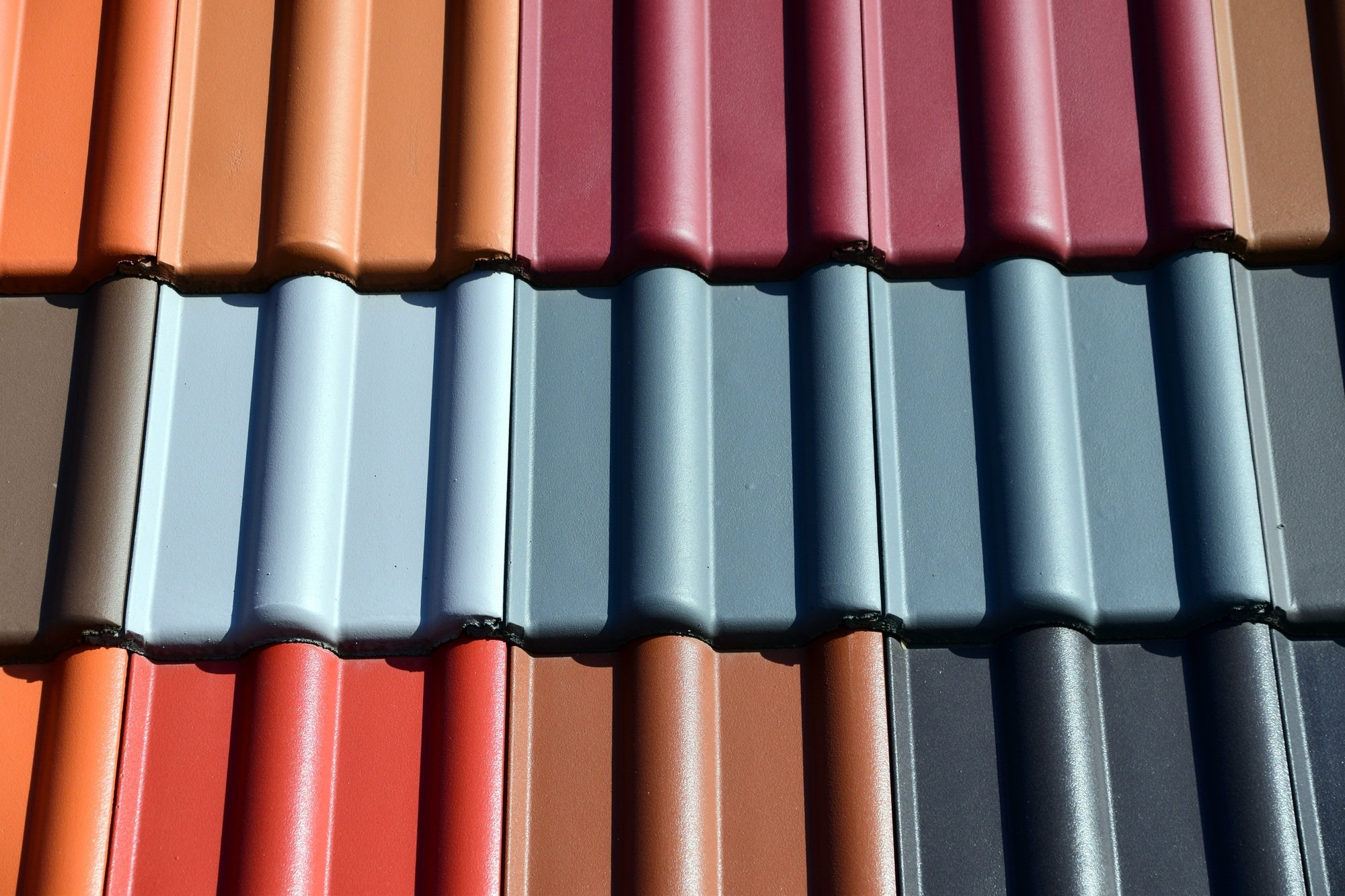 When choosing a color for your new roof can be a big decision, click here to explore how to choose the best color for roof shingles.